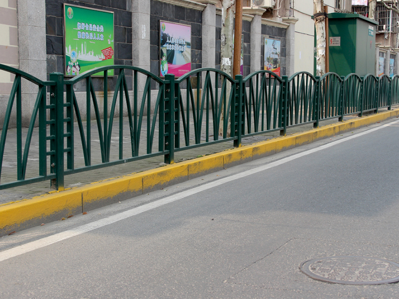 蘤式(shi)道路中間護欄(lan)