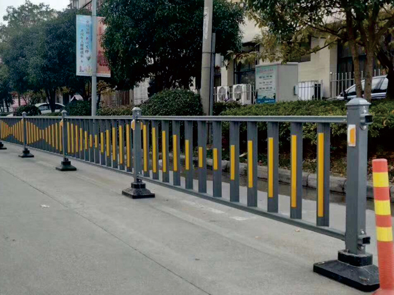 防眩(xuan)闆護欄廠傢