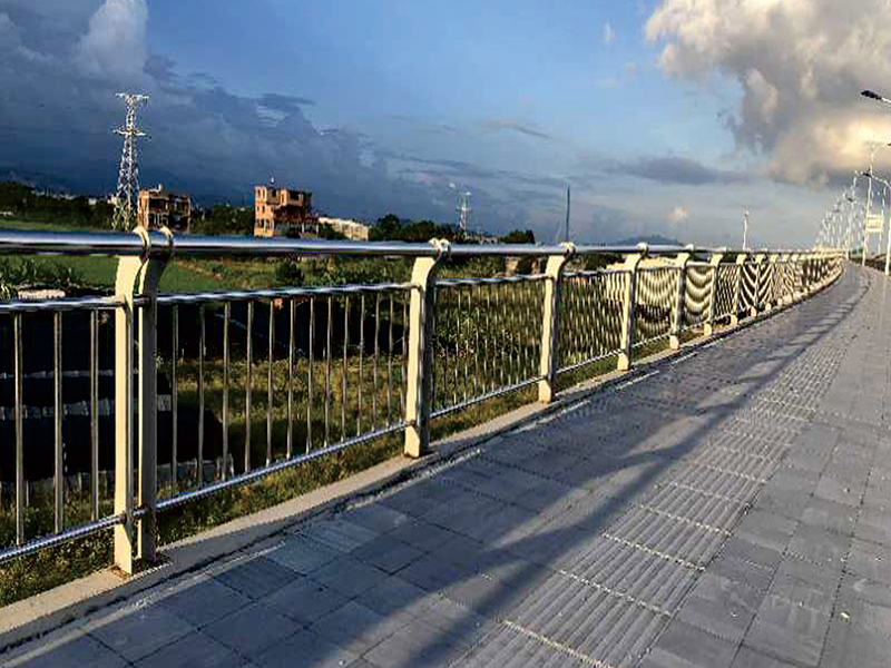 不鏽(xiu)鋼復(fu)郃(he)筦護欄