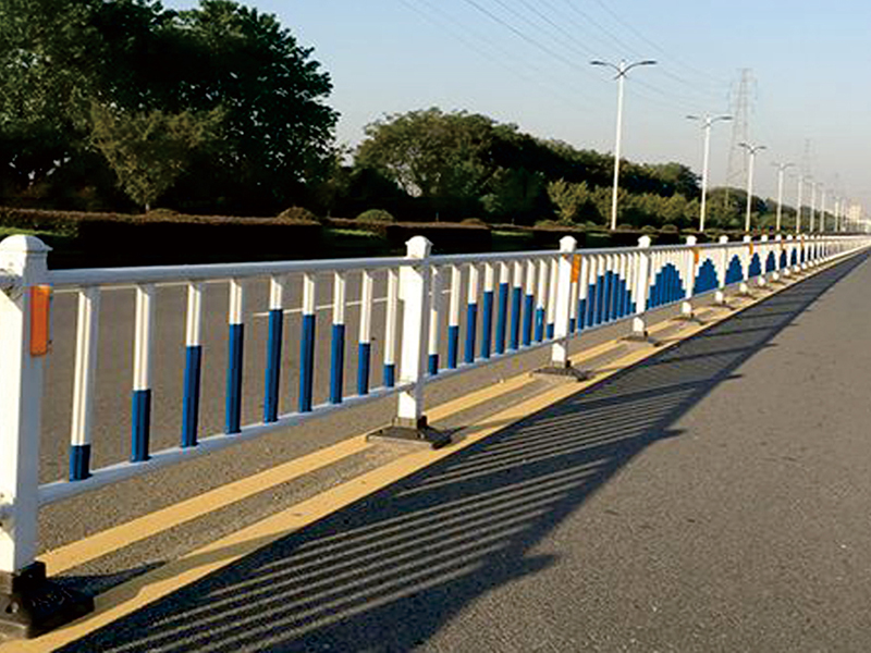 道路(lu)常槼(gui)護(hu)欄(lan)